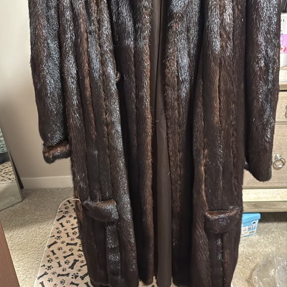 Mahogany 100% Authentic Mink Coat - Picture 3 of 11